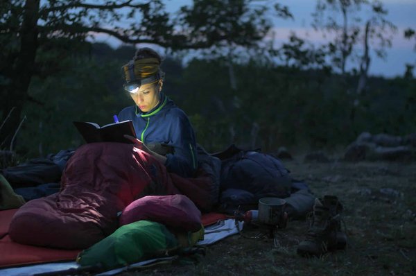 Quelles sont les meilleures techniques pour camper en terrain gelé sans équipement spécialisé?