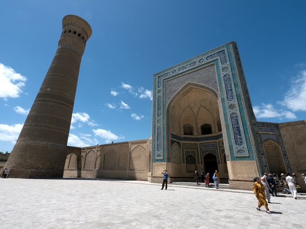 Comment planifier une visite des villes historiques le long de la Route de la Soie en Ouzbékistan?